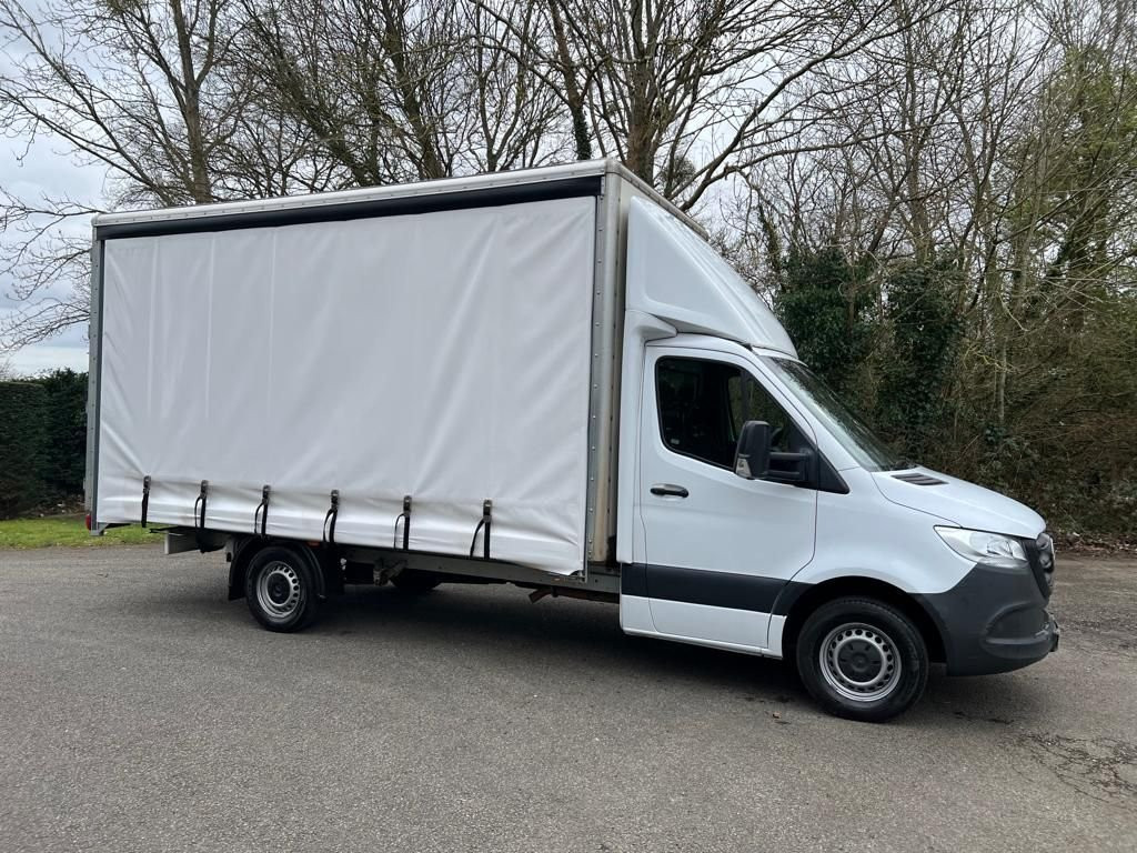 Luton curtain side with tail-lift 